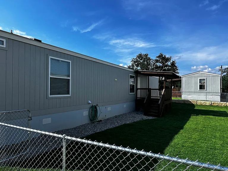 109 E Briar Dr — Photo 1