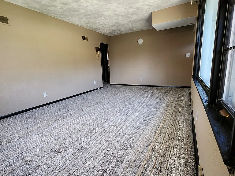 2116 W Kettelle St — Photo 5