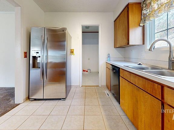 4th image of 196 Main St