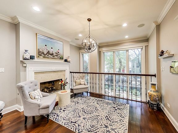 2nd image of 2745 N Kenmore Ave #1