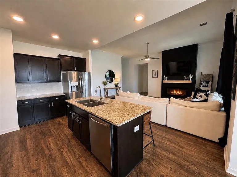 408 Lakeshore Vlg E — Photo 5