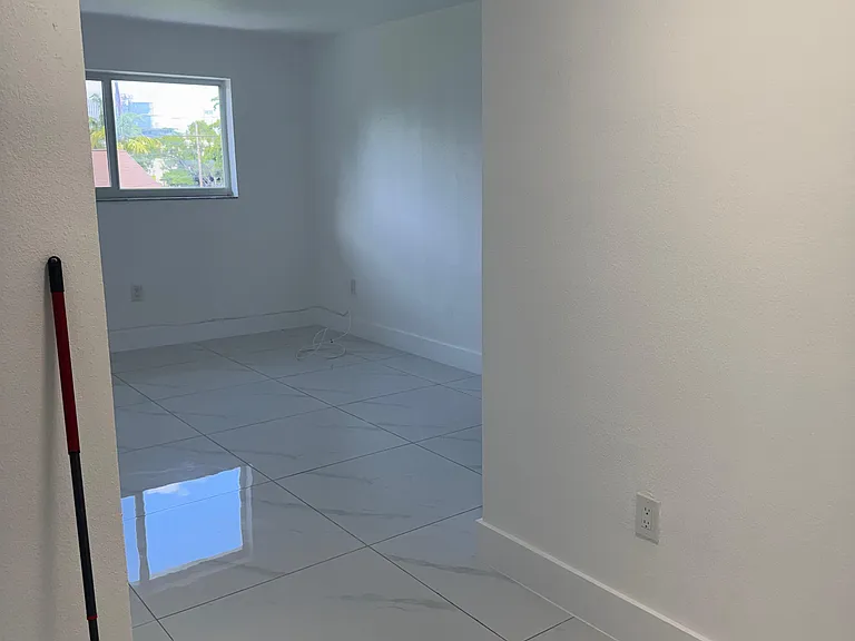901 NW 28th St #9 — Photo 5