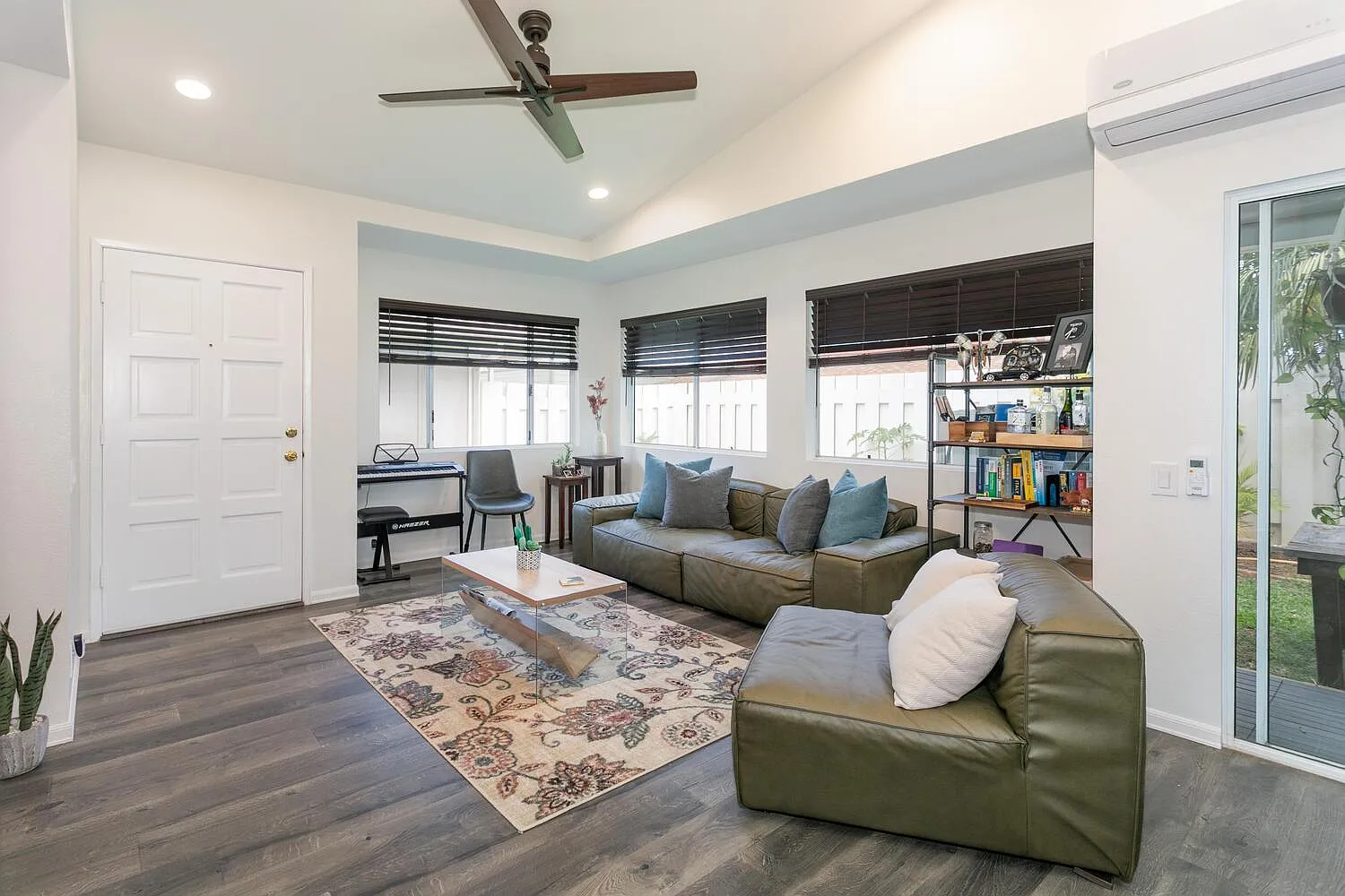 3 bed, 1231 sqft, $4,150 — Photo 3
