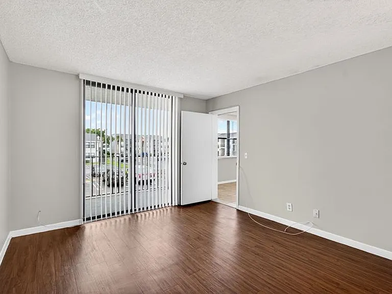 738 Executive Center Dr #21-10-21 — Photo 9