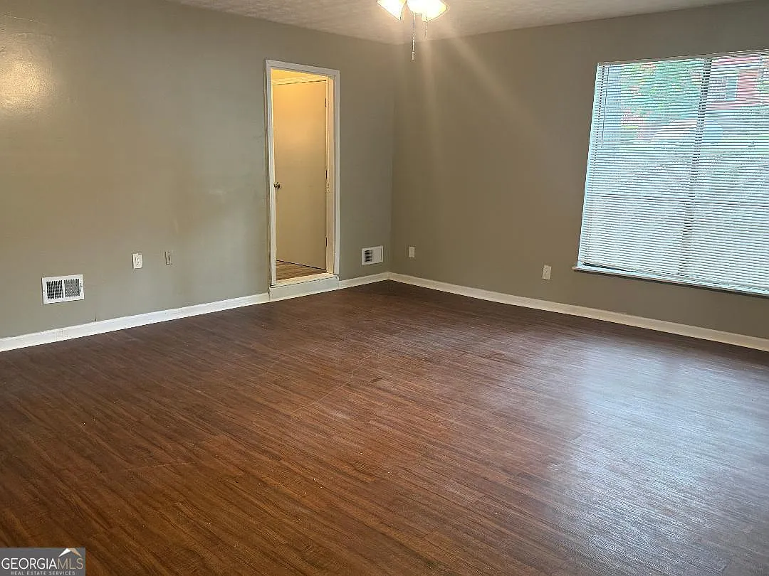 4 bed, 2.5 bath, 2569 sqft, $2,300 — Photo 4