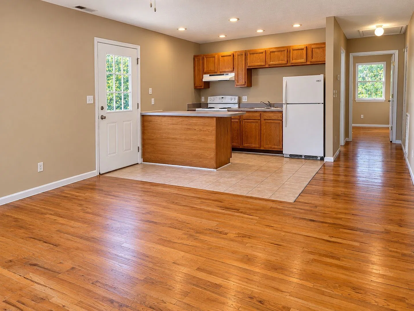1 bed, 1.0 bath, 750 sqft, $945 — Photo 2