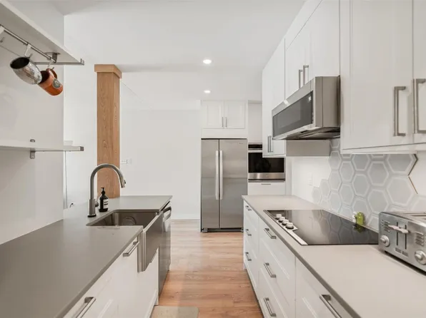 1680 Poplar Ave #301, Saanich, BC V8P 4K7