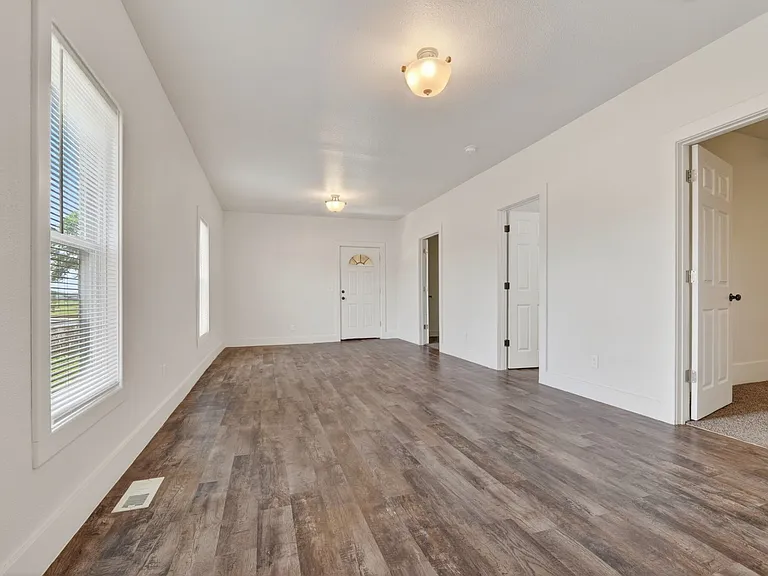 802 W McCormick St — Photo 7