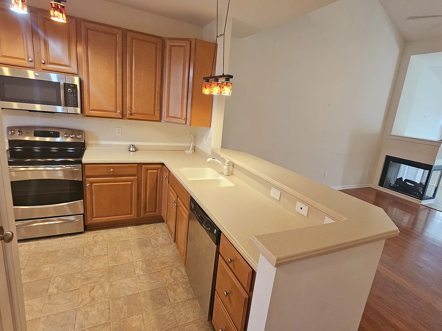 3 bed, 2.5 bath, 2042 sqft, $2,600 — Photo 4