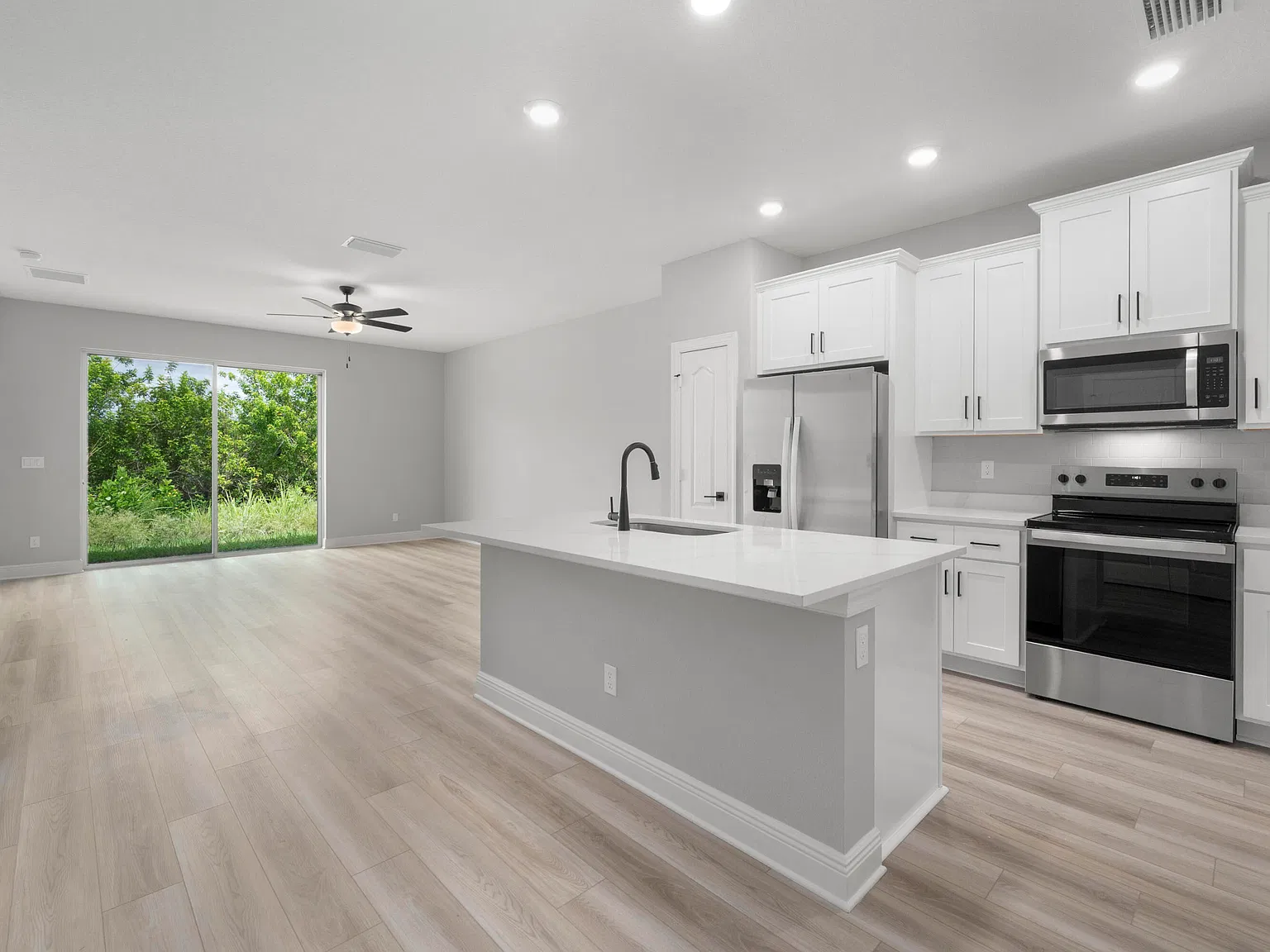 3 bed, 2.0 bath, 1394 sqft, $2,330 — Photo 4