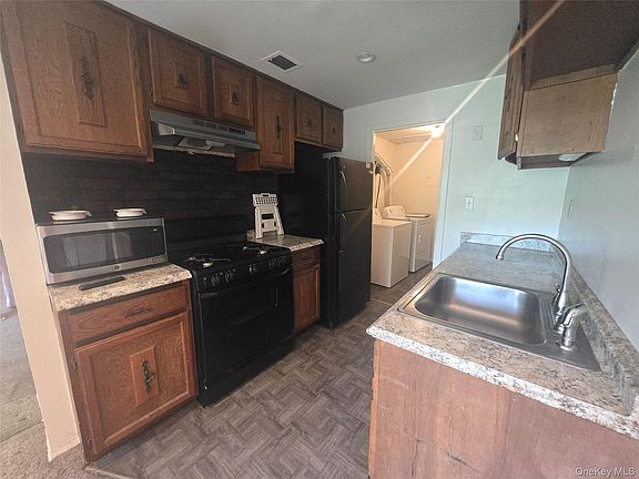 4th image of 84 Glen Hollow Drive