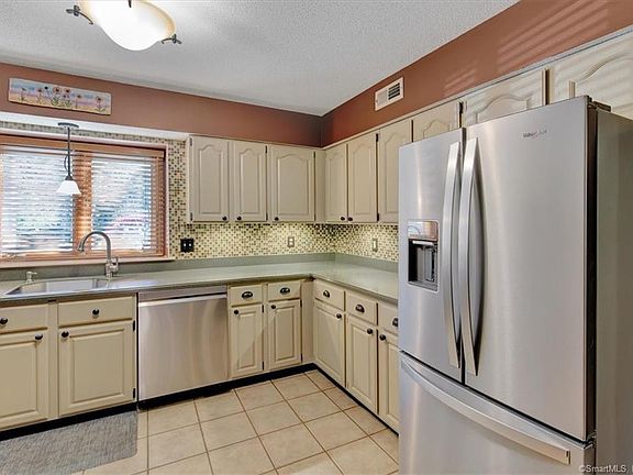 5th image of 804 Sand Stone Dr