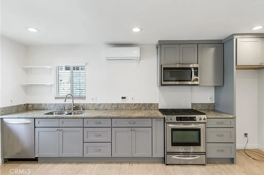 2 bed, 747 sqft, $2,800 — Photo 2