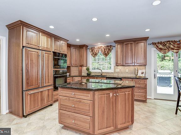 4th image of 7908 Oak Hollow Ln
