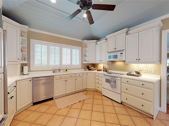 4th image of 135 E 19th St #Cottage133