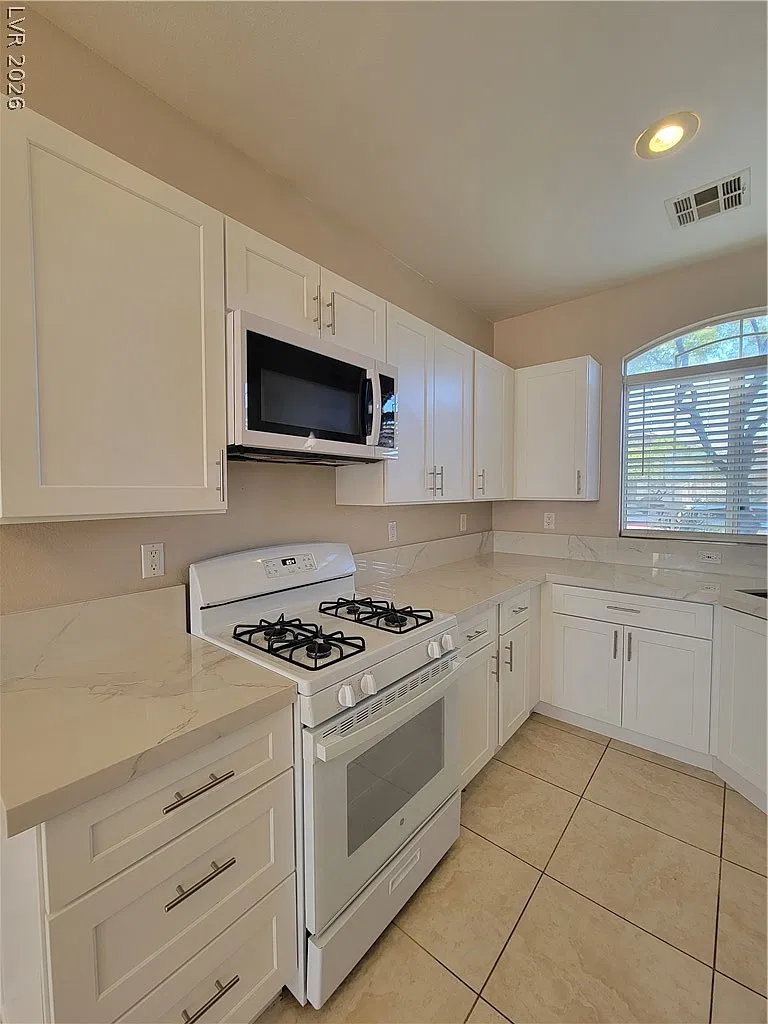 3 bed, 2.0 bath, 1136 sqft, $1,995 — Photo 4