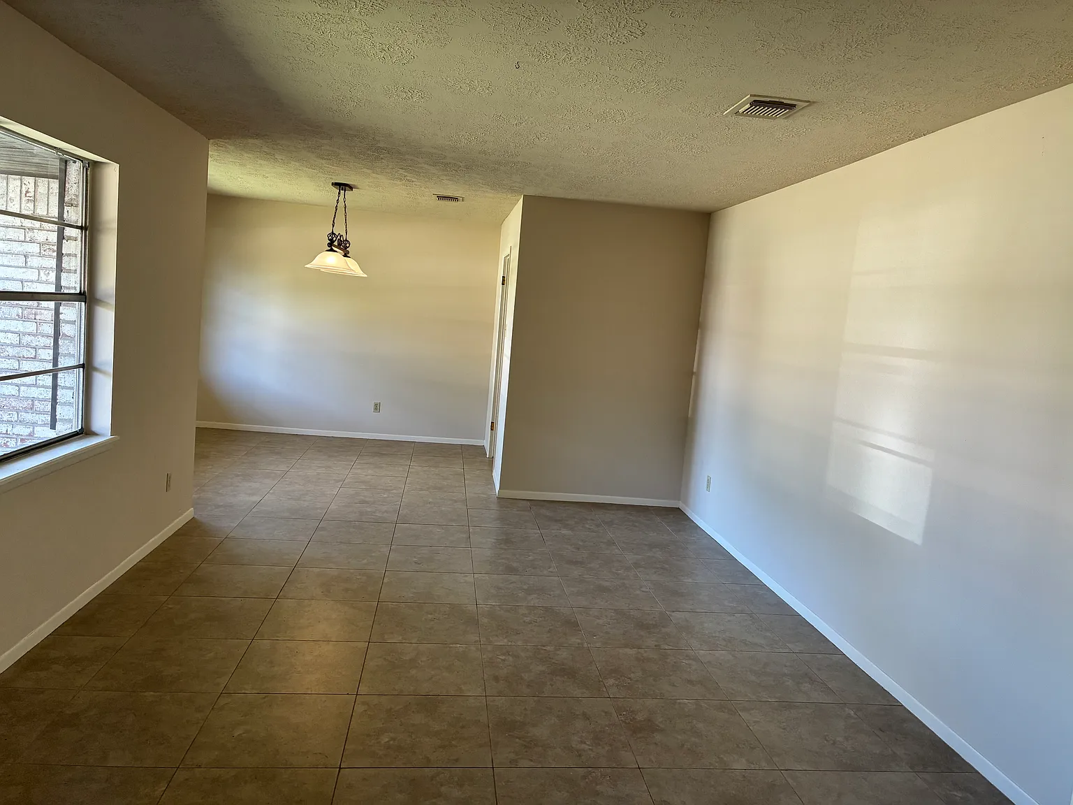 4 bed, 2121 sqft, $2,300 — Photo 3