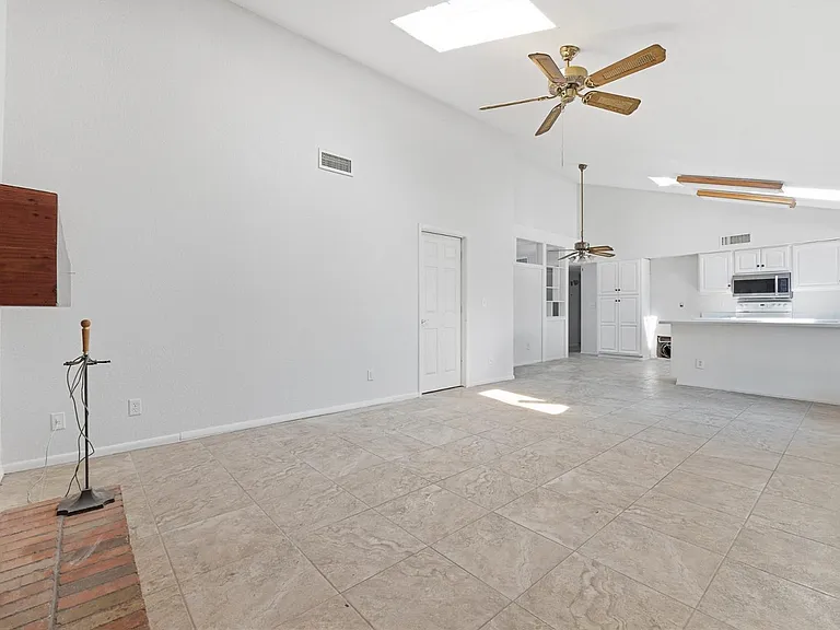 4047 W Sweetwater Ave — Photo 3