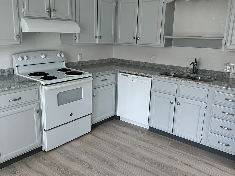 615 E 7th St — Photo 5