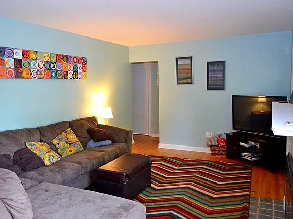 4th image of 201 Carrlands Dr