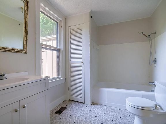 4th image of 619 Fitzpatrick St