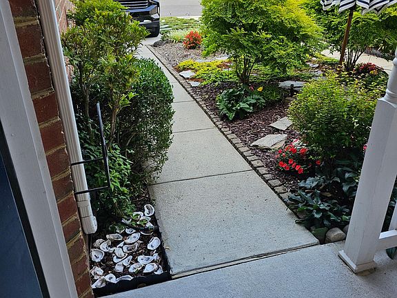 4th image of 410 Belmont Cir