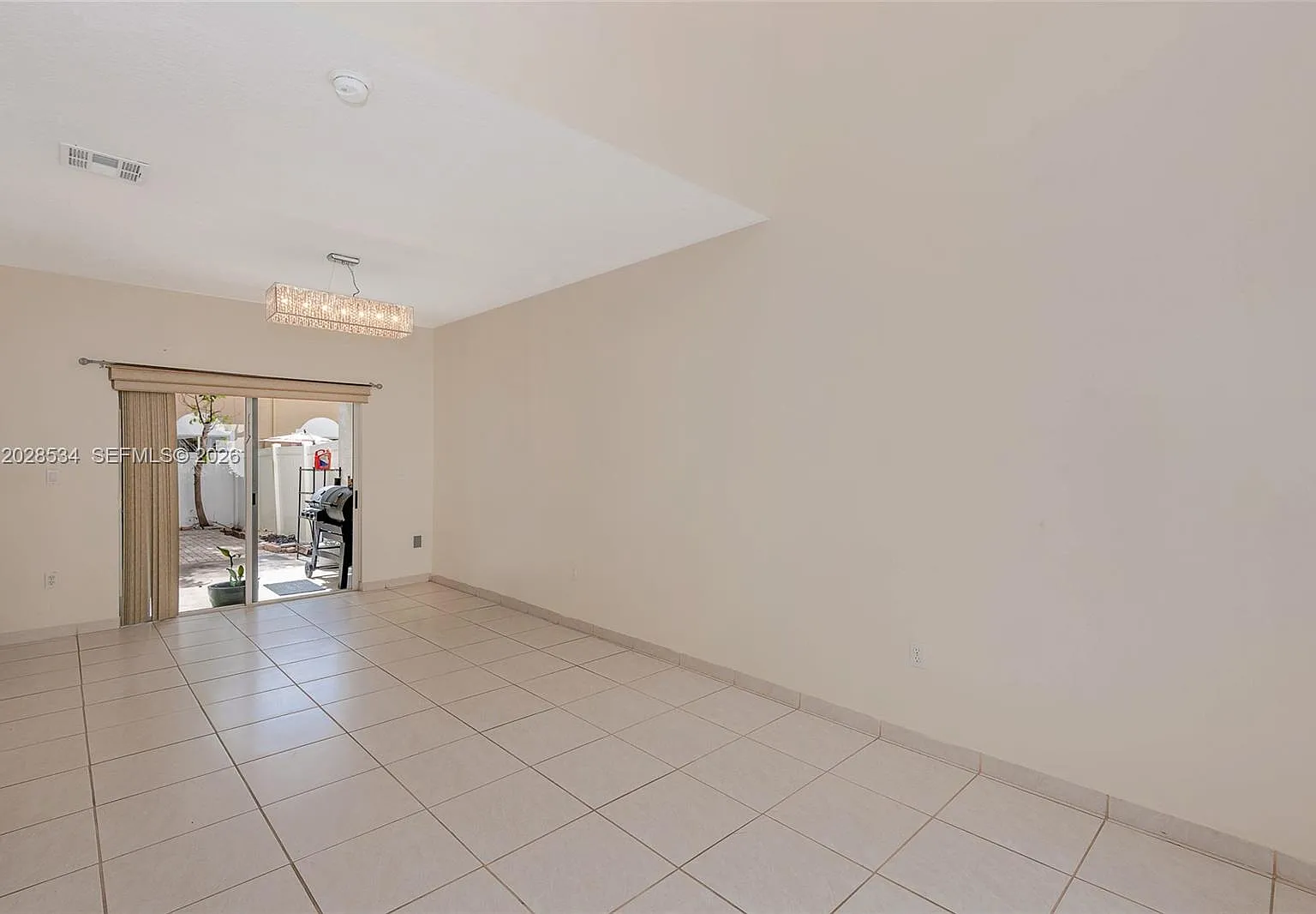 3 bed, 2.0 bath, 1804 sqft, $2,995 — Photo 3