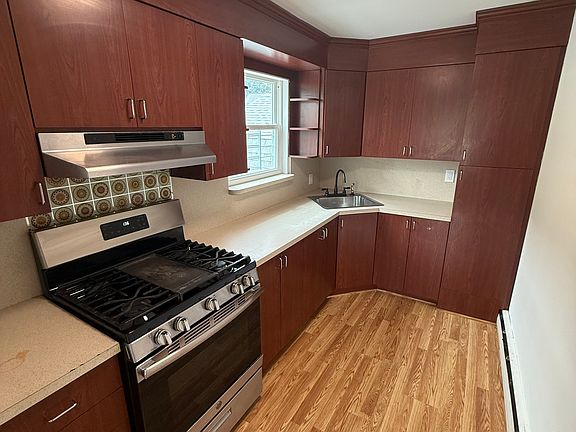 5th image of 1090 Bay St Unit 1