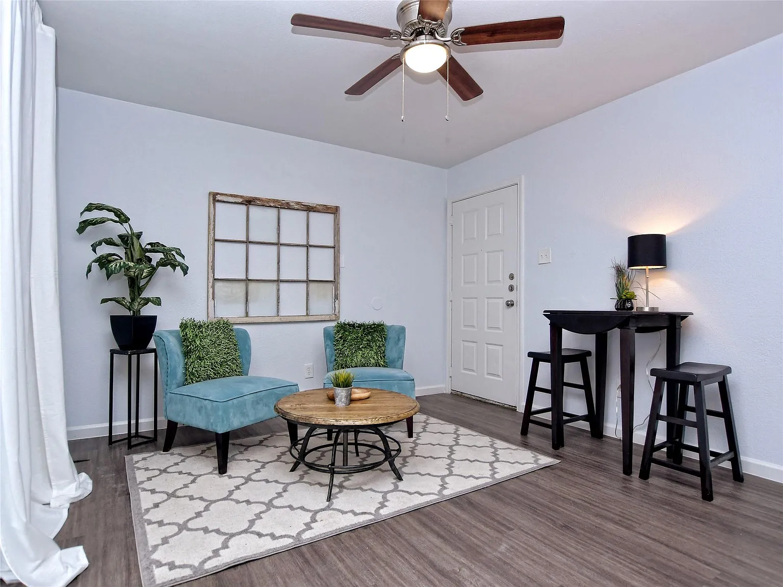 1 bed, 1.0 bath, 378 sqft, $850 — Photo 2