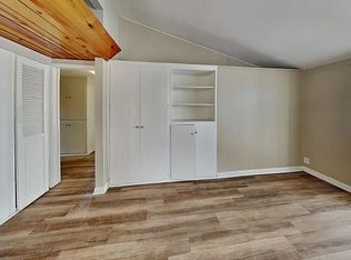 22237 Flanco Rd, Woodland Hills, CA 91364