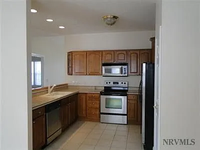 3 bed, 2.5 bath, 2016 sqft, $2,000 — Photo 3