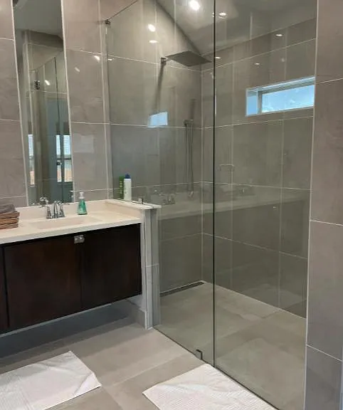 Spacious & Modern Style Master Bath