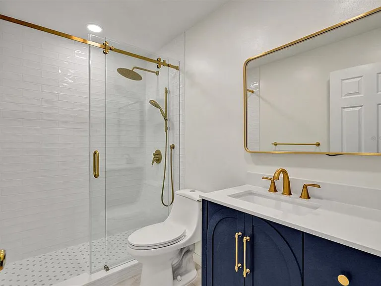 1717 N Riverside Dr #1 — Photo 2