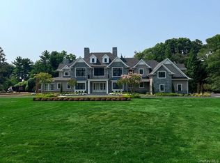 2 E Gate Rd, Huntington, NY 11743