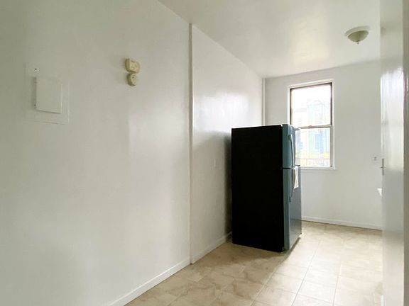 4th image of 11-12 47th Ave #2