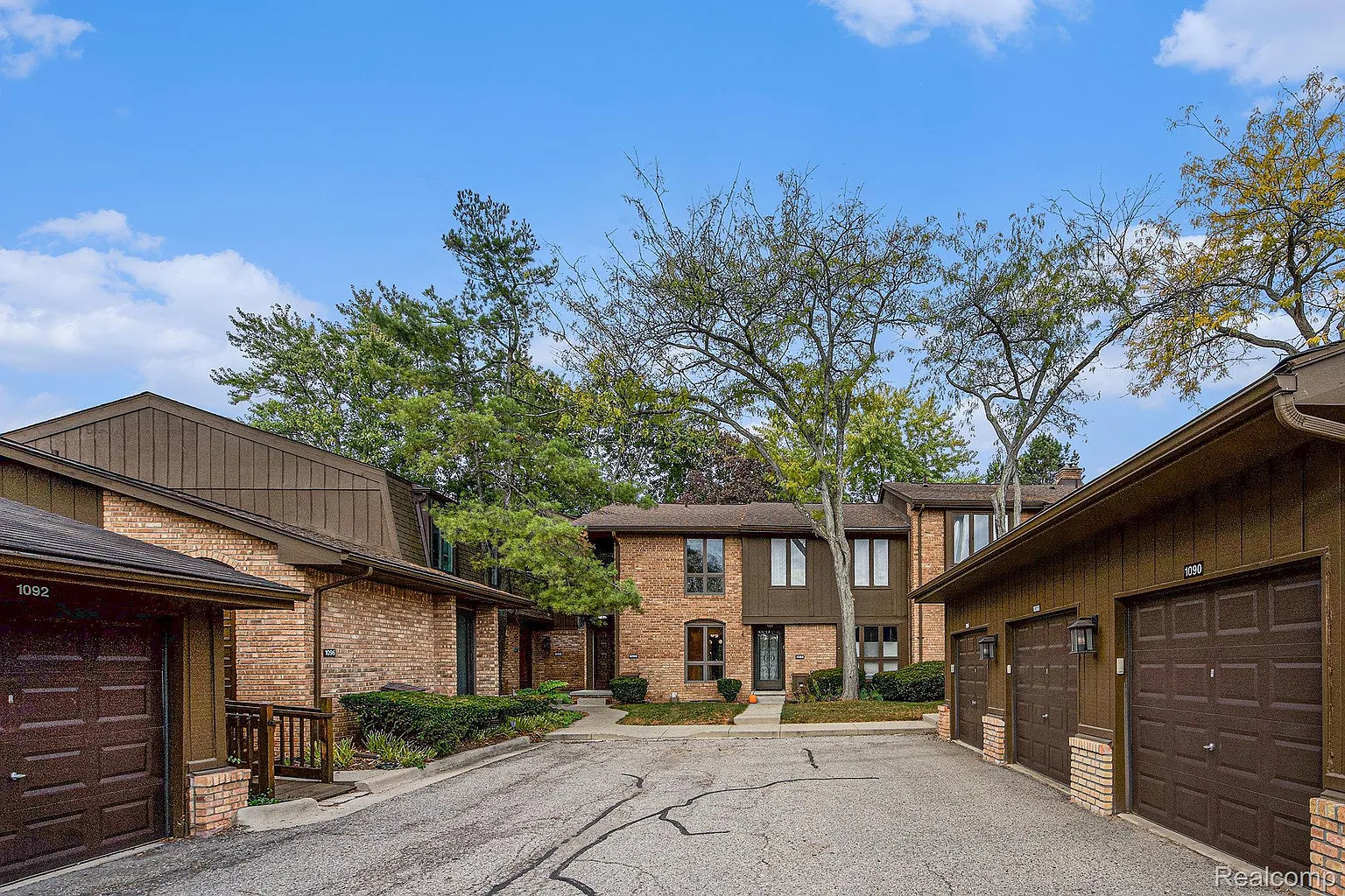 1090 Greenhills Dr photo 1