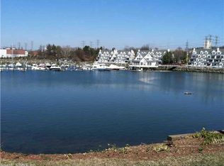 733 Popes Island Rd, Milford, CT 06461