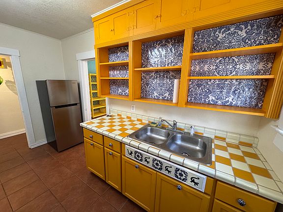 4th image of 2205 E Yandell Dr