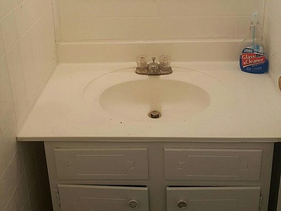 Full bathroom on 2nd floor