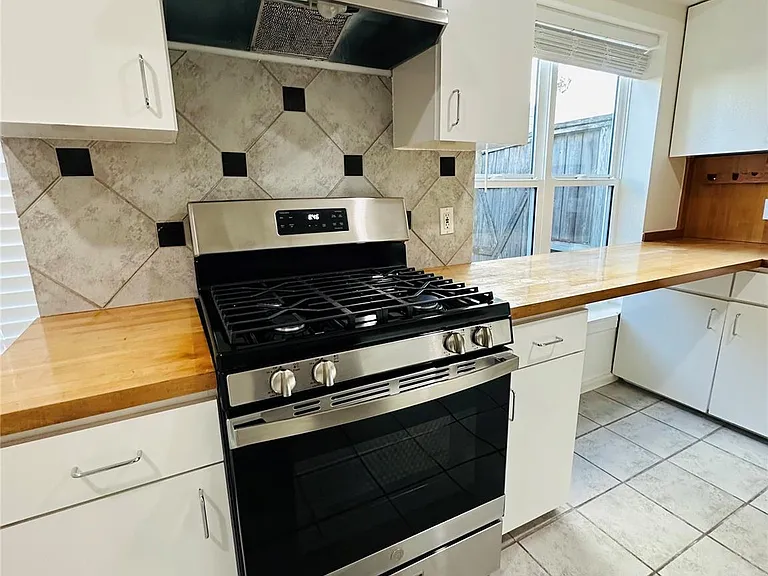 2309 Sheridan St — Photo 12