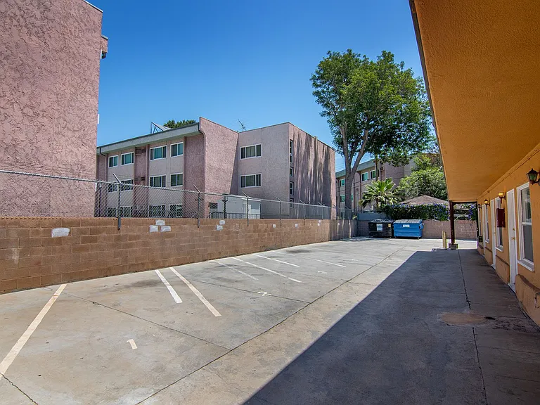 Oxford Suites — Photo 2
