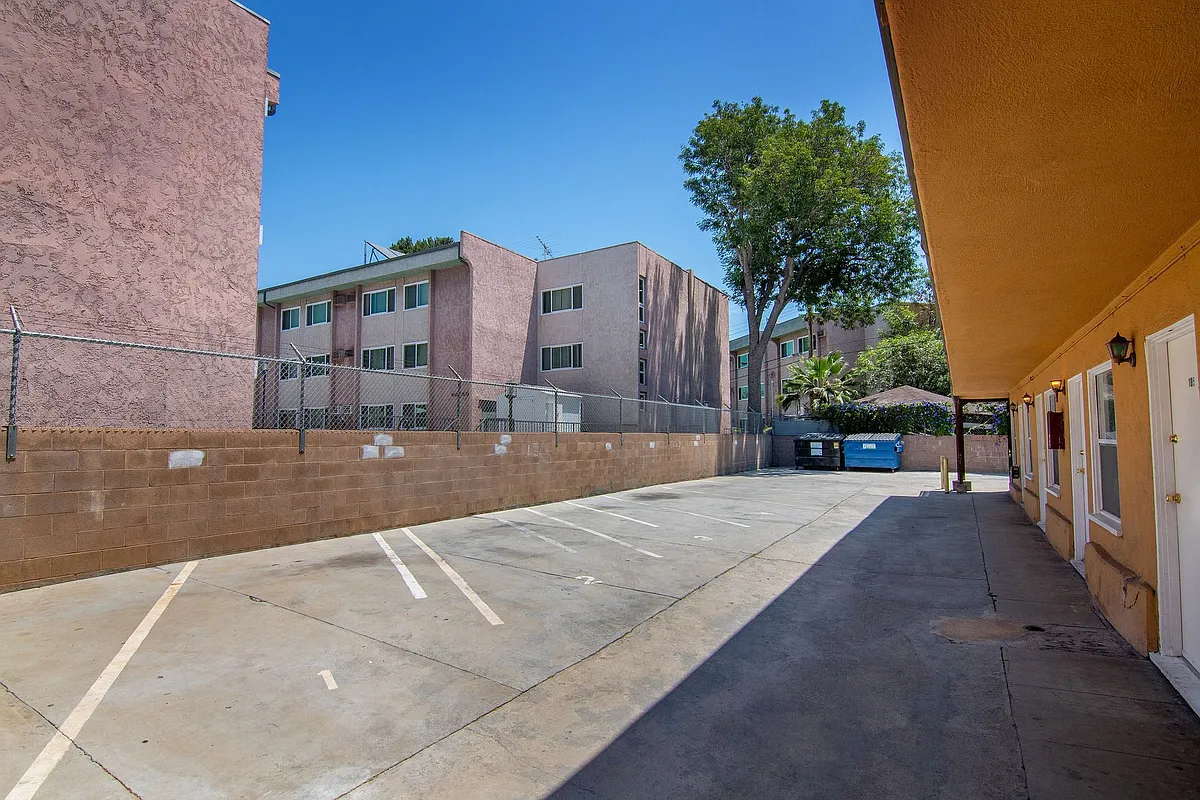 Building Photo - Oxford Suites