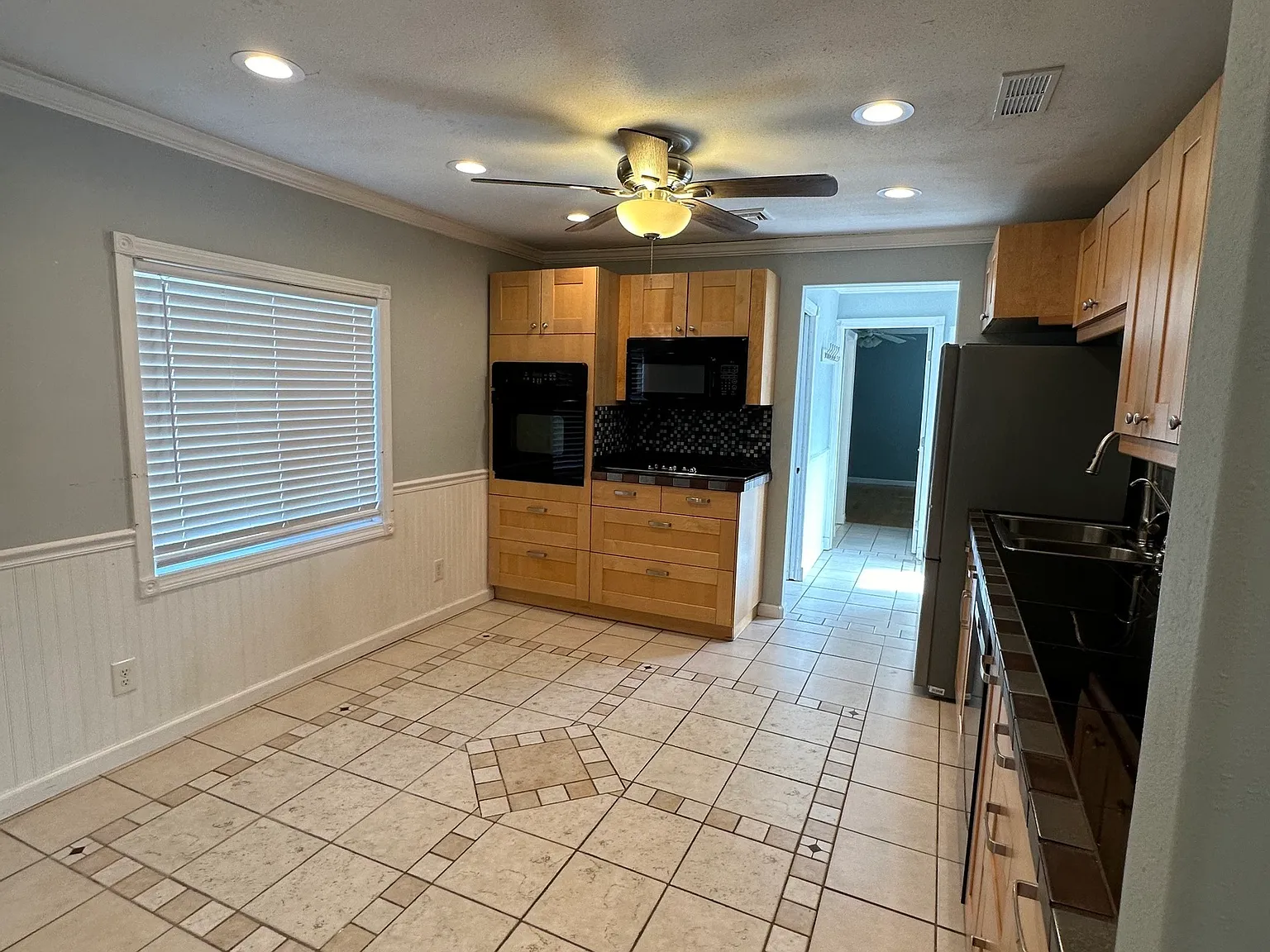 3 bed, 2.0 bath, 1010 sqft, $2,700 — Photo 2