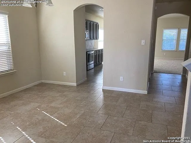 5 bed, 3.5 bath, 2764 sqft, $2,300 — Photo 2