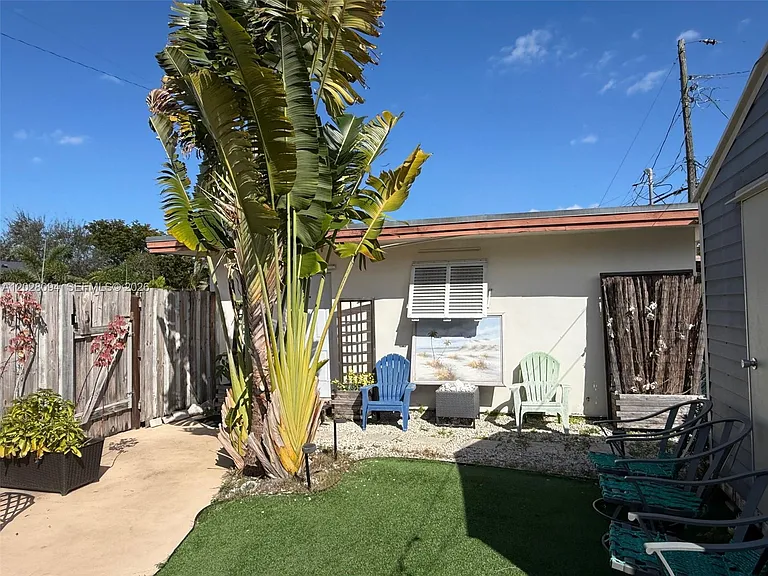 1544 NW 4th Ave — Photo 2