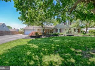 17 Flamingo Rd, Levittown, PA 19056