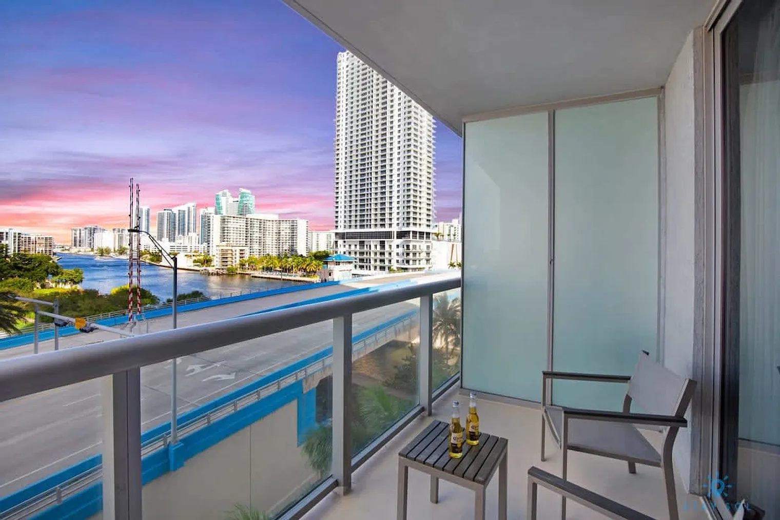 2 bed, 2.0 bath, 990 sqft, $4,482 — Photo 3