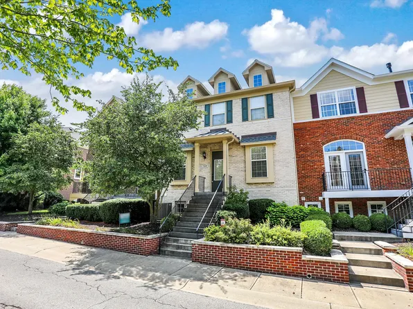 216 Manchester Dr, Zionsville, IN 46077