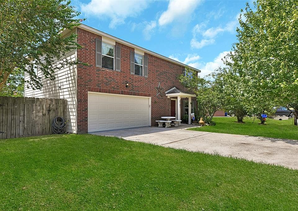 2 Story move-in ready home in Conroe's Summerset Estates unaffected by Harvey and Imelda. Close access to 242, 1314, 99, and Grand Texas theme park.