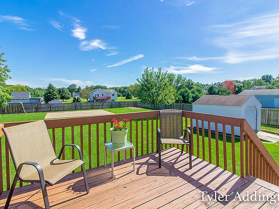 3rd image of 8960 Parker Woods Dr NW